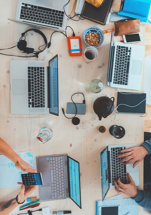 table avec ordinateurs et téléphones